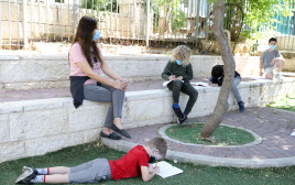 תלמידים בבית ספר בימי קורונה (צילום: מרק ישראל סלם)