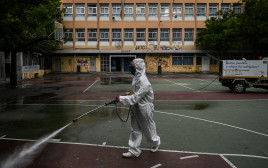 קורונה - חיטוי בית ספר באתונה