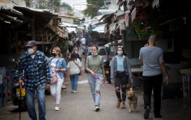 קורונה - אנשים עם מסכה מטיילים בשוק הכרמל (למצולמים אין קשר לנאמר בכתבה) (צילום: מרים אלסטר, פלאש 90)