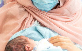אם ותינוק בחדר לידה (צילום: רפי קורן,באדיבות בית החולים הלל יפה)