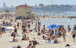 חוף הים בתל אביב בצל שגרת הקורונה (צילום: אבשלום ששוני)