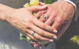 בני זוג מחזיקים ידיים, אילוסטרציה (למצולמים אין קשר לנאמר בכתבה) (צילום: אינגאימג)