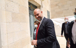 אמיר אוחנה בכניסה לבית המשפט