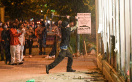 הפגנות נגד אלימות שוטרים בארה"ב (צילום:  FREDERIC J. BROWN \ Getty Images,REUTERS/Nicholas Pfosi)