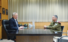 פגישת גנץ וכוכבי במשרד הביטחון (צילום: אריאל חרמוני, משרד הביטחון)
