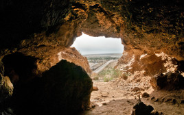 מערה עתיקה במדבר יהודה (צילום: שי הלוי, רשות העתיקות)