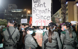 הפגנת השמאל נגד הסיפוח בכיכר רבין בת"א (צילום: %אבשלום ששוני%)
