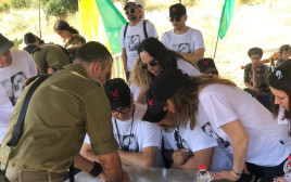 בני משפחתו של עמית בן יגאל ז"ל בתצפית בכפר יעבד (צילום: דובר צה"ל)