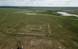 שרידי החומה במונגוליה (צילום: נחם דורון, באדיבות האוניברסיטה העברית)