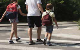 תלמידים בדרך לבית הספר
