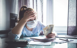 אישה בחובות 