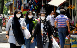 קורונה - נשים עם מסכה מבקרות בשוק בטהרן (צילום: ATTA KENARE/AFP via Getty Images)