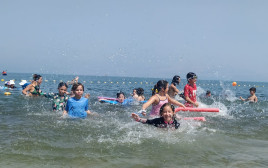 מתרחצים בחוף כפר הנופש עין גב בכנרת (צילום: חגי פלג, חוף כפר הנופש עין גב)