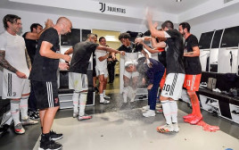 מאוריציו סארי ושחקני יובנטוס חוגגים אליפות (צילום: Daniele Badolato - Juventus FC/Juventus FC via Get)