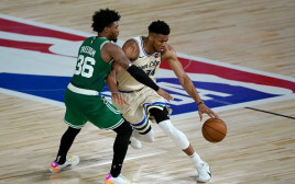 יאניס אנטטוקומפו, מרקוס סמארט (צילום: Ashley Landis-Pool/Getty Images)