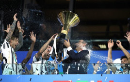 מאוריציו סארי ושחקני יובנטוס עם גביע האליפות (צילום: ,Jonathan Moscrop/Getty Images)