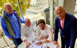 איציק חנגל קובי בכר יורם ניצן ושלום מחרובסקי מתכוננים למול ים