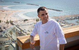 השף אוראל קימחי על גג מלון קרלטון