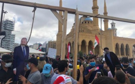 נסראללה ונשיא לבנון תלויים בהפגנות בביירות (צילום: רשתות ערביות)
