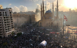 הפגנות ענק בביירות בירת לבנון  (צילום: רויטרס)