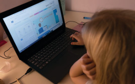 למידה מרחוק חינוך בית ילדה מחשב קורונה חוזרים לימודים 