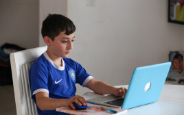 למידה מרחוק חינוך בית ילד תלמיד מחשב קורונה חוזרים לימודים  (צילום: יוסי אלוני, פלאש 90)