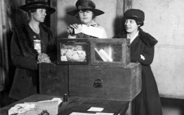 אישה מצביעה בניו יורק לראשונה 1920  (צילום: Library of Congress)