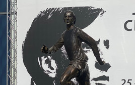 הפסל של יוהאן קרויף (צילום: האתר הרשמי של אייאקס)