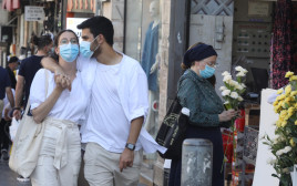 קורונה בישראל - אנשים הולכים ברחוב עם מסכה (אילוסטרציה, למצולמים אין קשר לנאמר בכתבה) (צילום: מרק ישראל סלם)