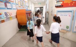 תלמידות בפתיחת שנת הלימודים