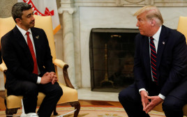 טראמפ ושר החוץ של איחוד האמירויות (צילום: REUTERS/Tom Brenner)