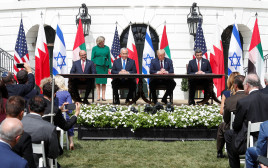 החתימה על הסכמי השלום בבית הלבן (צילום: רויטרס)