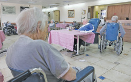 קשישים בבית אבות (צילום: אנה קפלן, פלאש 90)