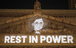 כתובת שהוקרנה לזכרה של רות ביידר גינסבורג על קיר בית המשפט לזכויות אזרח בניו יורק