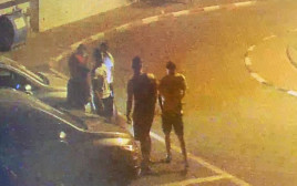 הנערים שנתפסו נוהגים בפראות וללא רישיון נהיגה בכרמיאל (צילום: מצלמות האבטחה של עיריית כרמיאל)