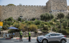 קורונה - סגר: מחסום משטרתי באזור ירושלים (למצולמים אין קשר לנאמר בכתבה) (צילום: יונתן זינדל, פלאש 90)