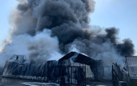 השריפה שפרצה במפעל בעכו (צילום: דוברות כבאות והצלה מחוז חוף)