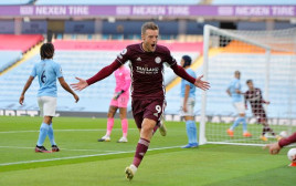 ג’יימי וארדי חוגג, שחקני מנצ’סטר סיטי לא מאמינים (צילום: Plumb Images/Leicester City FC via Getty Images)