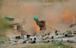 חייל ארמני בלחימה מול אזרבייג'ן (צילום:  Defence Ministry of Armenia/Handout via REUTERS)