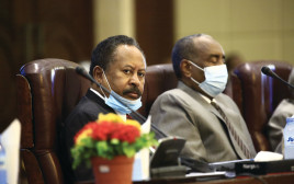 ראש ממשלת סודאן, עבדאללה חמדוכ (משמאל) (צילום: gettyimages)
