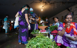קורונה בהודו: נשים עובדות בשוק במומביי (צילום: REUTERS/Hemanshi Kamani)