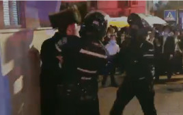 עימותים בין חרדים לשוטרים בבני ברק (צילום: צילום מסך מתוך הסרטון של ישראל סנדורסקי)