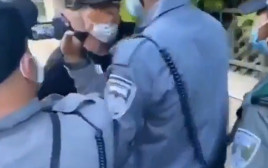 אמיר השכל מתעמת עם השוטרים