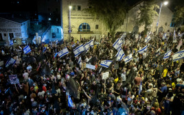 הפגנה נגד נתניהו בבלפור (צילום: יונתן זינדל, פלאש 90)