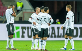 שחקני נבחרת גרמניה מאוכזבים (צילום: Mario Hommes/DeFodi Images via Getty Images)