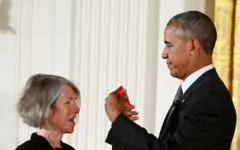 לואיז גליק מקבל את מדליית מדעי הרוח הלאומית של ארה"ב  (צילום: REUTERS/Gary Cameron)