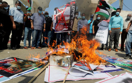 מחאה בעולם הערבי נגד הסכמי השלום (צילום: REUTERS/Mohammed Salem)