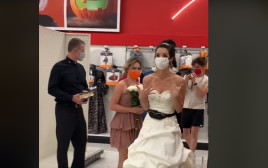 הכלה שדרשה מהארוס שלה להתחתן בחנות (צילום: צילום מסך)