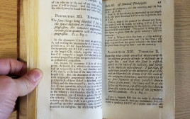 הספר הנדיר של ניוטון שנמצא בבריטניה (צילום: DOMINIC WINTER AUCTIONEERS)