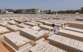 בית קברות בבני ברק (צילום: תומר נויברג, פלאש 90)